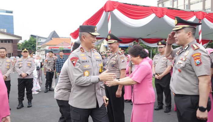 Kapolda Jatim Pimpin Upacara Kenaikan Pangkat 2.925 Personel di Penghujung Tahun 2023