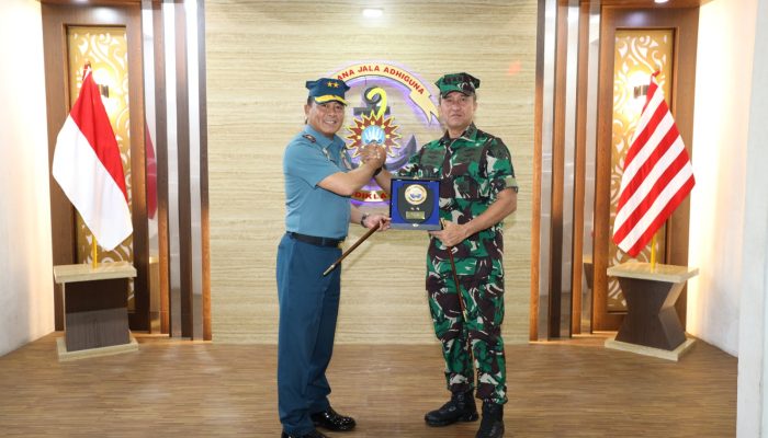Dankodiklatal Terima Courtessy Call Pangkoarmada II Baru Laksda TNI Dr. Denih Hendrata
