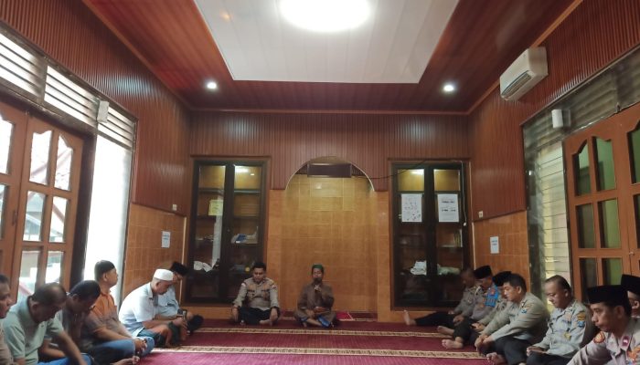 Kapolsek Simokerto Dampingi Pengasuh Pondok Metal Cangkir Rungkut Ustadz Alamul Huda Untuk Do’a Bersama