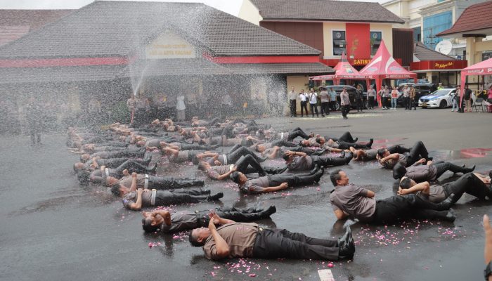 52 Anggota Polres Jember dan 1 ASN Mendapat Kenaikan Pangkat