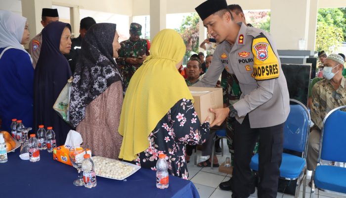 Gelar Jum’at Curhat Polres Pasuruan Salurkan Bantuan Sosial untuk Warga Lemahbang