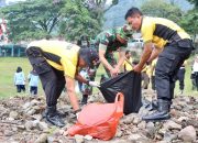 Polres Ponorogo Gandeng TNI dan Relawan Gotong Royong Bersihkan Sampah di Telaga Ngebel