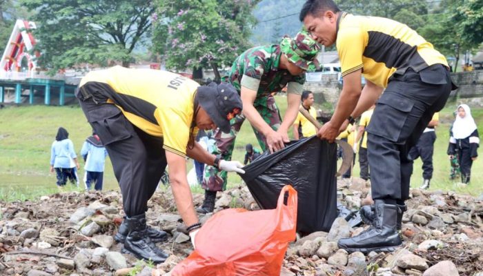 Polres Ponorogo Gandeng TNI dan Relawan Gotong Royong Bersihkan Sampah di Telaga Ngebel