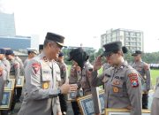 Kapolda Jatim Berikan Penghargaan Kepada 56 PNS dan Personel Polri yang Berprestasi