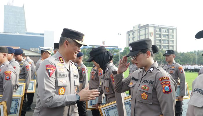 Kapolda Jatim Berikan Penghargaan Kepada 56 PNS dan Personel Polri yang Berprestasi