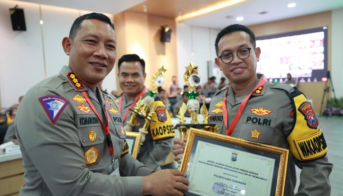 Polrestabes Surabaya Raih Penghargaan Penyelesaian Perkara Lalu Lintas Terbaik Tingkat Polda Jatim