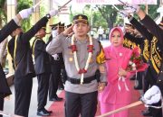 Kapolres Yang Baru AKBP HENRI NOVERI SANTOSO., S.H.,S.I.K.,M.M Disambut Dengan Pedang Pora Dan Tari Muang Sangkal Khas Sumenep.