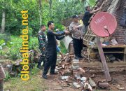 Rumah Milik Warga Roboh, Bhabinkamtibmas Desa Tukadaya bersama Babinsa Ajak Masyarakat Kerja Bakti