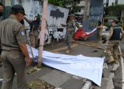 Memasuki Masa Tenang, Satpol PP Surabaya Tertibkan APK Pemilu 2024