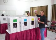 Kenakan Baju Hitam, Walkot Surabaya Cak Eri Nyoblos Bareng Keluarga ,