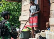 Patroli di Tengah Wilayah Konflik dan Bagi Sembako