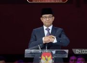 Anies Gunakan Bahasa Isyarat saat Mulai Pemaparan Visi di Debat Terakhir