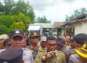 Aksi Demo Dinkes Sumenep Berahir Ricuh Dengan Penyegelan Pagar