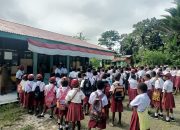 Tingkatkan Motivasi Belajar, Satgas Yonif 122/TS Menjadi Tenaga Didik di SD YPPK Kenandega