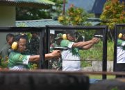 Dalam Suasana Pengamanan Pemilu, Pangdam Kasuari Bersama Pejabat Kodam Mengasa Kemampuan Menembak