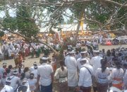 Kapolsek Melaya Hadiri Rangkaian Upacara Keagamaan Melasti/Pekiyisan di Pantai Br. Tirta Kusuma, Candikusuma, Melaya