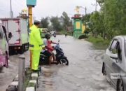 Gerak Cepat Kasatlantas Urai Kemacetan Banjir di Sumenep