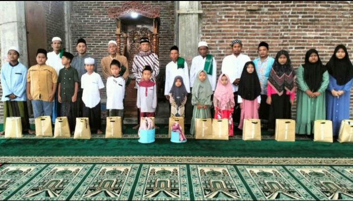 Pemdes Gampang Dan BPD Bersama Takmir Masjid Sabilul Abidin Adakan Santunan Anak Yatim