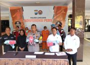 Dua Pria Diamankan Polisi Saat Asyik Main Judi “Online” di Lumajang