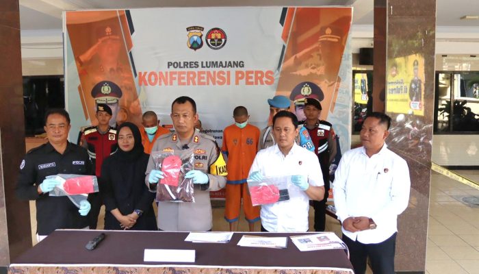 Dua Pria Diamankan Polisi Saat Asyik Main Judi “Online” di Lumajang