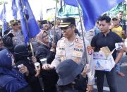 Berbagi Air Minum Saat Aksi Damai Buruh, Kapolres Situbondo Diserbu Emak-Emak Minta Selfie