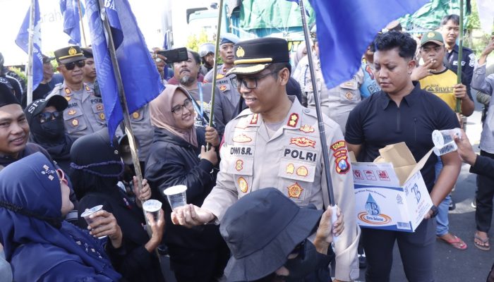 Berbagi Air Minum Saat Aksi Damai Buruh, Kapolres Situbondo Diserbu Emak-Emak Minta Selfie