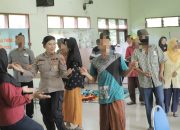Polwan Polres Mojokerto Hibur ODGJ dengan Joget Poco-Poco