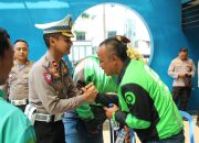 Tebar Kepedulian, Polresta Malang Kota Ajak Taruna Akpol Gelar Bansos untuk Driver Ojol dan Kamling Udara