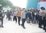 *Polda Jatim Lakukan Penyekatan Suporter Persib Tindaklanjuti Keputusan PSSI*