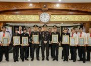 *Hari Lahir Pancasila Kapolda Jatim Beri Penghargaan untuk 120 Anggota Berprestasi*