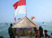Ratusan Nelayan Meriahkan Sedekah Laut Larung Sesaji