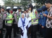 Ramah Lansia Puluhan Polwan Polres Trenggalek Dikerahkan Bantu Calon Jamaah Haji