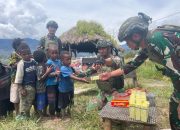 Tingkatkan Kualitas Gizi anak Papua, Satgas Yonif 323 Bagikan Susu dan Telur