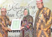 Tri Rismaharini Terima Gelar Adat Raden Ayu Adinegoro