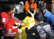 Mr. X Bercelana SMA Mengapung Di Suramadu