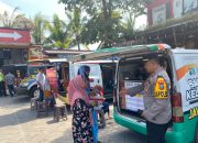 Polres Jember Polda Jatim bersama Dinas Kependudukan Kabupaten Jember gelar pelayanan Publik di pelataran dira shoping center kencong.(Ulum/SJP)