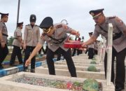 Kapolres Sumenep AKBP Henri Noveri Santoso.,S.H.,S.I.K.,M.M, Bersama Rombongan Tabur Bunga Di Makam Para Pahlawan
