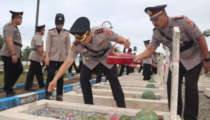 Kapolres Sumenep AKBP Henri Noveri Santoso.,S.H.,S.I.K.,M.M, Bersama Rombongan Tabur Bunga Di Makam Para Pahlawan