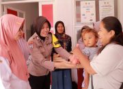 *Sosok Polwan Bhabinkamtibmas di Jember yang Berjuang Bantu Turunkan Stunting*  JEMBER – Desa Bedadung, Kecamatan Pakusari, Kabupaten Jember, memiliki sosok inspiratif yang peduli dalam meningkatkan kesejahteraan masyarakat.   Sosok tersebut adalah Briptu Dini Ramadani, seorang Polwan (Polisi Wanita) Polsek Pakusari Polres Jember yang bertugas sebagai Bhabinkamtibmas di desa tersebut.   Dengan perhatian penuh dan dedikasi tinggi, Polwan anggota Polsek Pakusari itu berhasil menurunkan angka stunting di Desa Bedadung melalui program yang menyasar ibu hamil dan anak-anak.  Stunting, yang disebabkan oleh kekurangan gizi kronis, menjadi perhatian utama Briptu Dini dalam menjalankan tugasnya sebagai Polwan Bhabinkamtibmas.  Menyadari bahwa masa kehamilan dan usia dini merupakan periode kritis untuk pertumbuhan anak, Briptu Dini berinisiatif memberikan pendampingan intensif kepada ibu hamil dan anak-anak di desa binaannya.   Salah satu contoh nyata dari upayanya adalah perhatian khusus yang diberikan kepada Ponirah (35), seorang warga Dusun Krajan Lama.   Ponirah, yang sedang mengandung itu rutin memeriksakan kehamilannya di posyandu dan puskesmas berkat dorongan dan pendampingan dari Briptu Dini.   “Pendampingan ini tidak hanya memberikan dukungan moral tetapi juga memastikan bahwa Ibu Ponirah mendapatkan perawatan kesehatan yang optimal selama masa kehamilannya,”kata Briptu Dini, Senin (24/6).  Selain memberikan pendampingan kepada ibu hamil, Polwan Polres Jember ini juga sangat peduli terhadap anak-anak di Desa Bedadung, terutama dalam hal asupan gizi yang memadai untuk mencegah stunting.   Setiap bulan, dari sebagian gajinya, Polwan Bhabinkamtibmas itu memberikan 8 kg telur dan susu kepada Nouval, seorang anak berusia 2,5 tahun yang tinggal di Dusun Krajan Lama.   Langkah yang diambil oleh Briptu Dini tidak hanya memberikan dampak positif langsung terhadap keluarga Nouval, tetapi juga menjadi inspirasi bagi orang lainnya.  “Harapan kami dapat memenuhi kebutuhan nutrisi penting yang dibutuhkan anak-anak untuk tumbuh dan berkembang secara optimal,” ungkap Briptu Dini.  Polwan Bhabinkamtibmas ini mengungkapkan upaya tersebut merupakan bagian dari program berkelanjutan untuk memastikan bahwa anak-anak di Desa Bedadung mendapatkan nutrisi yang cukup dan terhindar dari risiko stunting.  Di tempat terpisah Kapolsek Pakusari, AKP J. Heru, memberikan apresiasi tinggi terhadap inisiatif dan dedikasi Briptu Dini.   “Apa yang dilakukan oleh Briptu Dini adalah contoh nyata dari pengabdian seorang anggota Polri yang tidak hanya bertugas menjaga keamanan, tetapi juga peduli terhadap kesejahteraan masyarakat,” ujar AKP J. Heru  Selain memberikan bantuan langsung, Briptu Dini juga aktif dalam memberikan edukasi kepada masyarakat mengenai pentingnya gizi seimbang dan pola hidup sehat.   Ia sering mengadakan penyuluhan di posyandu dan puskesmas, serta mengajak ibu-ibu di desa untuk mengikuti kegiatan-kegiatan yang dapat meningkatkan pengetahuan mereka tentang kesehatan.  Dedikasi Briptu Dini Ramadani dalam menurunkan angka stunting di Desa Bedadung menunjukkan betapa pentingnya peran seorang Bhabinkamtibmas dalam membangun dan menjaga kesejahteraan masyarakat.   Usahanya yang penuh semangat dan keikhlasan telah membawa perubahan positif dan memberikan harapan baru bagi banyak keluarga di desanya.  Dengan adanya sosok seperti Briptu Dini, diharapkan permasalahan stunting dapat semakin diminimalisir, dan anak-anak di Desa Bedadung dapat tumbuh sehat dan cerdas. (*)
