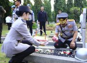 Jelang HUT Bhayangkara Ke-78, Jajaran Mabes Polri Ziarah ke TMP Kalibata