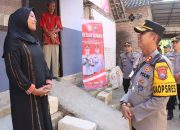 Sujud Syukur Keluarga Penerima Bedah Rumah Presisi dari Polres Bojonegoro