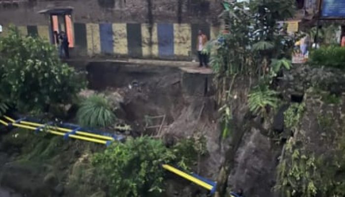 Pipa PDAM di Jalan Cibangkong Kota Bandung Pecah 2 Rumah Warga Roboh Hingga Amblas