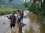 Tiga Hari Pasca Banjir, Kades Cibokor Pimpin Langsung Gotong Royong Perbaiki Bendungan Jebol