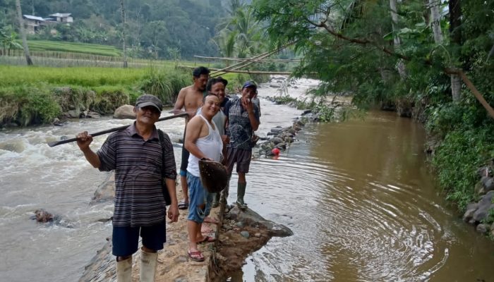 Tiga Hari Pasca Banjir, Kades Cibokor Pimpin Langsung Gotong Royong Perbaiki Bendungan Jebol