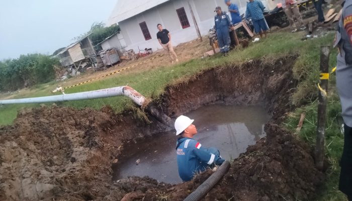 Pipa Pertamina Alami Kebocoran Akibatkan Sungai dan Saluran lrigasi di Desa Lombang, Indramayu Tercemar