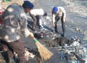 Hari Kelautan Nasional, Polres Probolinggo Bersama Masyarakat Bersihkan Pantai