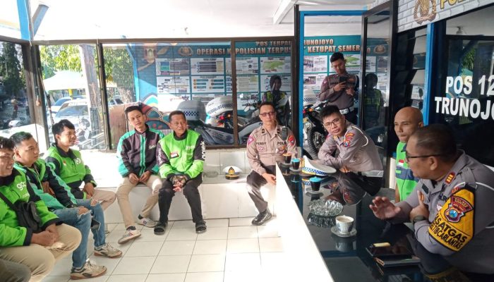Sampaikan Pesan, Satlantas Polres Sumenep Ngopi Bareng Ojol