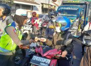 Operasi Patuh Semeru 2024, Polres Kediri Kota Beri Coklat Bagi Pengendara Tertib