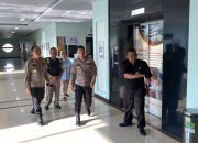 Karumkit Bhayangkara Lumajang Lakukan Hospital Visite Anggota Polisi Korban Pengeroyokan di Jember