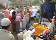 Polres Mojokerto Salurkan 32 Liter Air Bersih Untuk Warga di Kaki Gunung Penanggungan